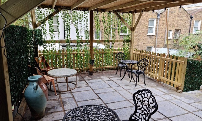 Woolwich Common Apartment | Surebillionaire Home Deluxe Queen Studio