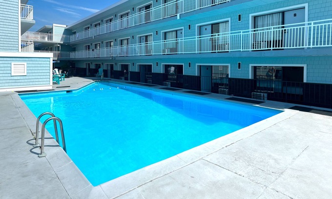 North End Hotel | Surf Club - King Bed, 2 Mins to OC Beach & POOL