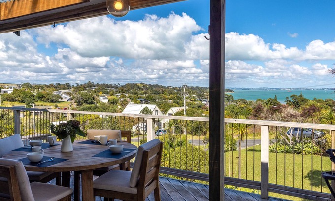 Surfdale House | Surfdale Sunspot: Spa Escape Waiheke