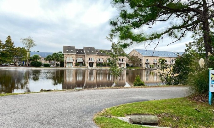 Surfside Beach Resort | Surfside Beach- Spacious 2 bedroom with 1 bed lockout in family friendly resort