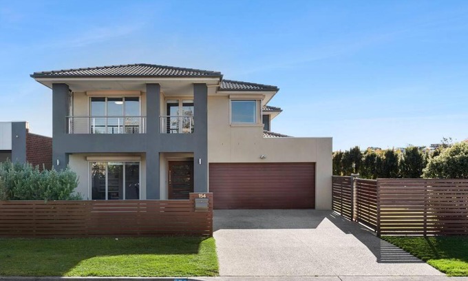 Ocean Grove House | Surfside Haven - 100m to beach - sleeps 12!
