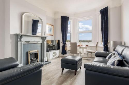 Poole Apartment | Swan Lake - Stunning Lakeside Apartment with Private Garden