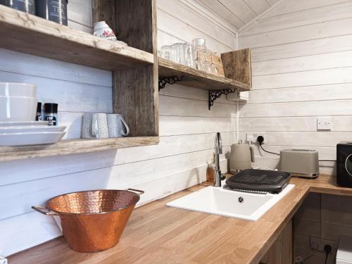 Pershore Apartment | 'Swan' Lakeview Lodge