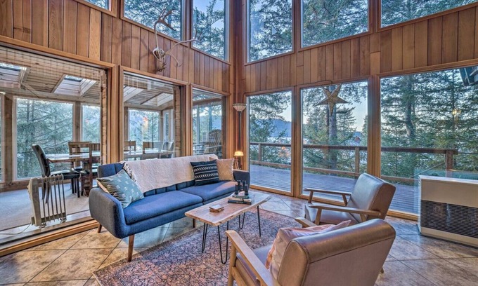 Seldovia House | Swanhouse. Waterfront home. Walk to trails!