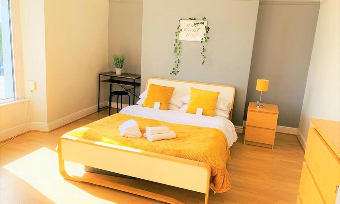 Uplands House | Swansea Beach Townhouse - 350 yard from the beach!