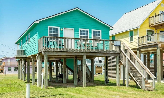 Surfside Beach House | Sweet Caroline-Quick Walk to Beach or Fishing Jetty!