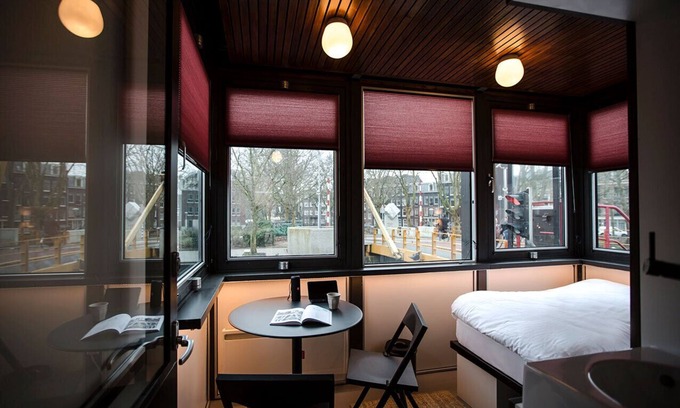 Hoofddorppleinbuurt Apartment | SWEETS - Theophile de Bockbrug