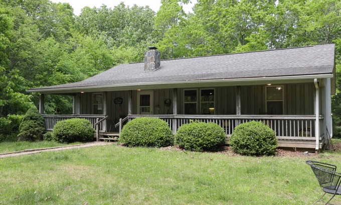 Burks Fork Cabin | Sweetwater Cabin by Buffalo Mountain Getaway