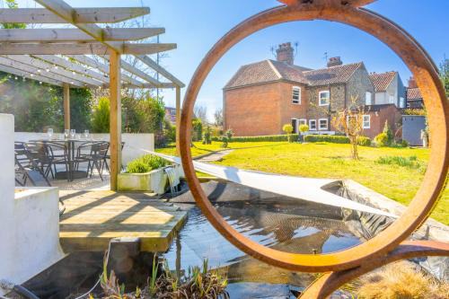 Thorpe St Andrew House | Swift Host - Flint Cottage - 2 Bedroom - Close to River - Parking