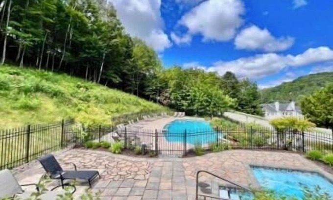 Mont-Tremblant Village Apartment | Swimming Pool, Spa - Condo Mont Tremblant