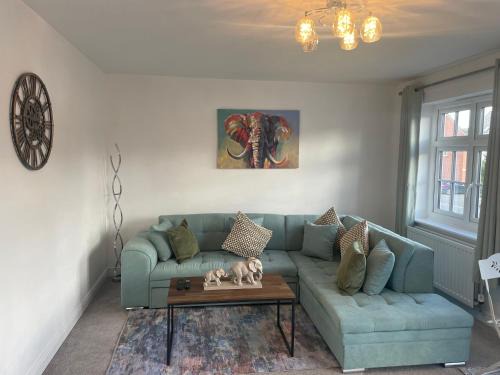 Swindon House | Swindon Double en-suite Home with Free parking