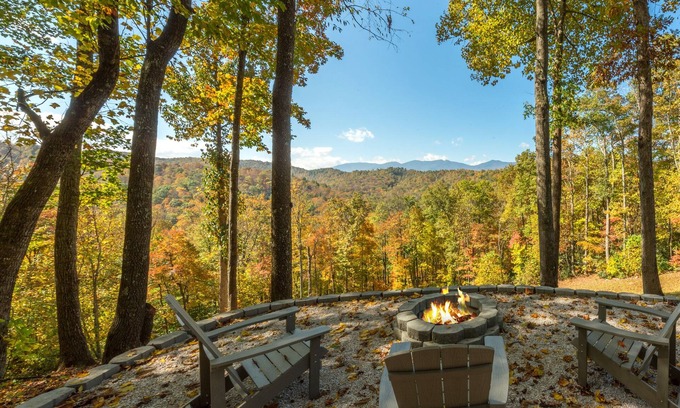Spruce Pine Cabin | Swiss Pine Lodge, Hot tub+Fire-Pit, Grill, Mtn View, Game Room, Scenic Vistas!