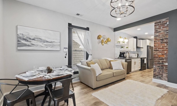 Jeffersonville House | Symphony: Work Friendly & Near Downtown