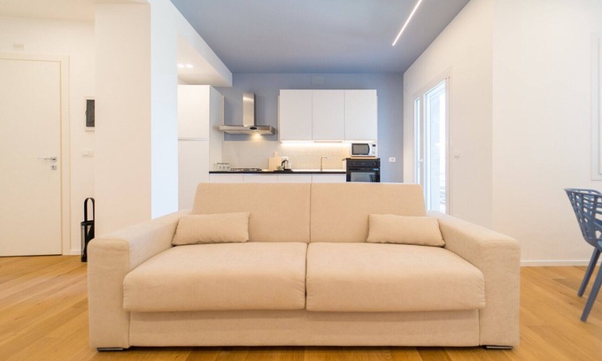 Tiche Apartment | Syracuse Bright Apartment x4 with Balcony