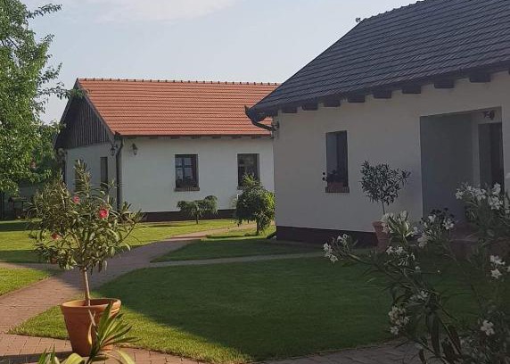 Ujfeherto House | Tóth Vendégház és Apartmanház Újfehértó