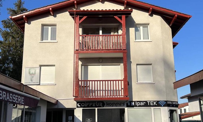 Cambo-les-Bains Apartment | T2 calme avec terrasse, parking privatif, cuisine équipée, centre de Cambo-les-Bains - FR-1-495-112