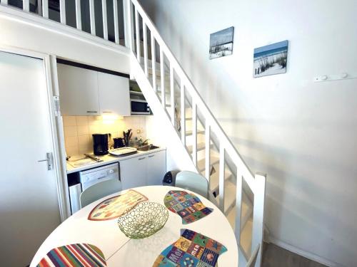 Les Sables d'Olonne Apartment | T2 Mezzanine aux Sables d'Olonne - Balcon, Proche Plage et Commerces - FR-1-92-745