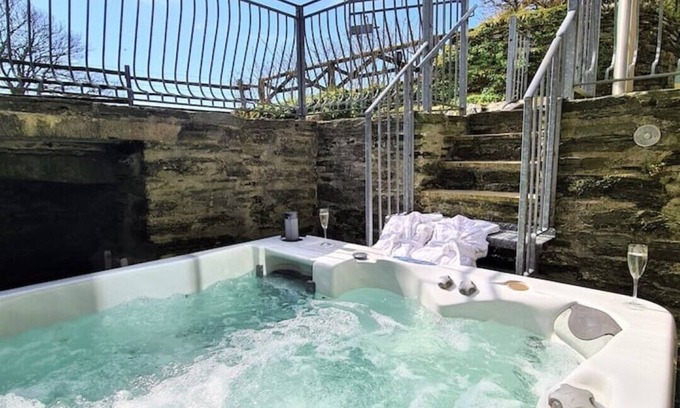 Fivelanes Cottage | Ta Mill Millers Cottage in a Stunning Retreat