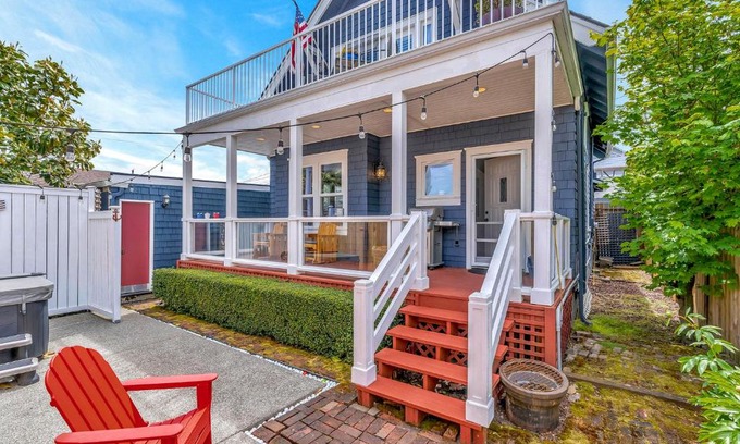 Old Town House | Tacoma Escape with Hot Tub about 5 Mi to Aquarium!