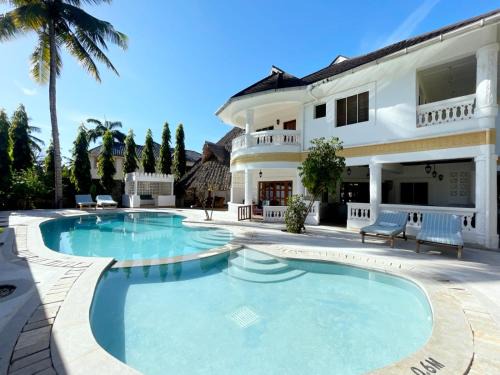 Galu Beach Bed & Breakfast | Tahira Villa