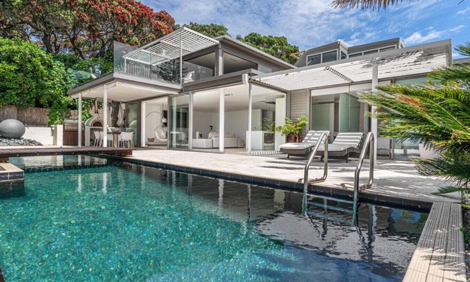 Hauraki House | Takapuna Clifftop with Pool & Hot Tub