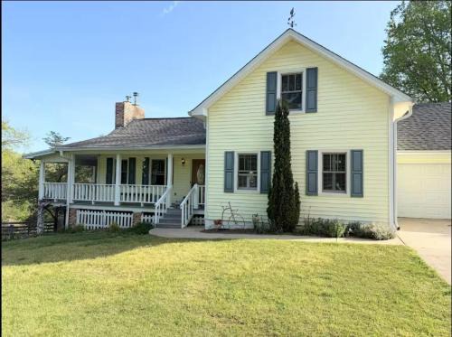 Gainesville House | Tall Tales Farmhouse Retreat