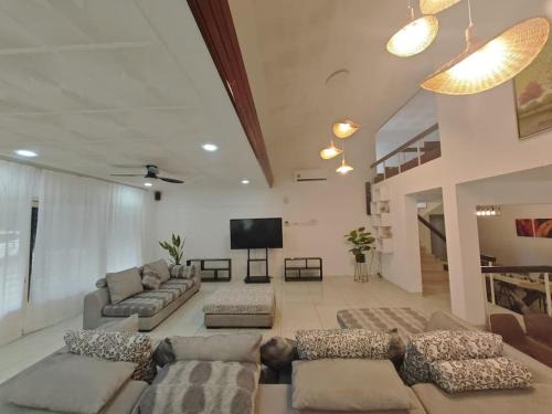 Kuala Lumpur Villa | Taman Duta KL Deluxe Villa by uBook