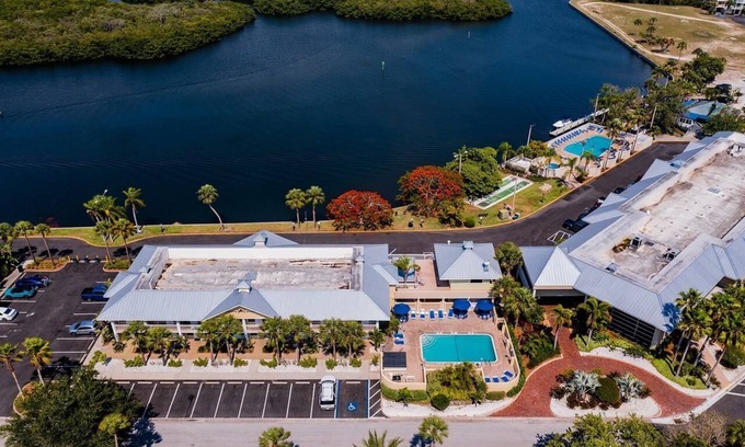 Ruskin Apartment | Tampa Bay Beach Getaway and Resort