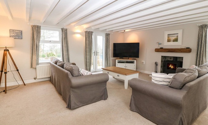Rhoscolyn House | TAN RALLT, pet friendly, luxury holiday cottage in Trearddur Bay