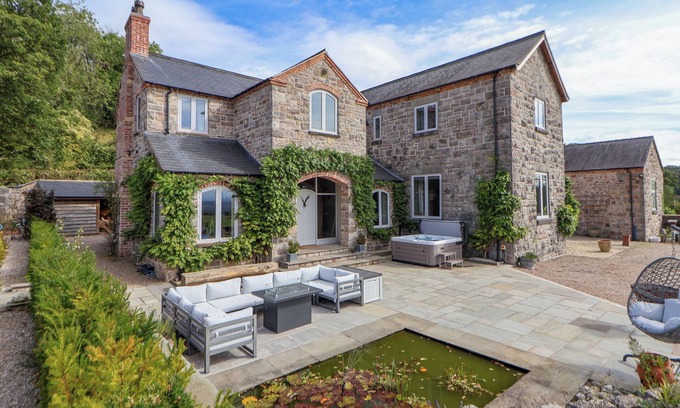 Longford Cottage | TANAT HOUSE, pet friendly, with hot tub in Trefonen
