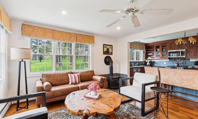 Stowe House | Tansy Hill Farm Guest House: 1br+ with deck & pond