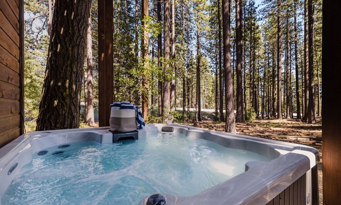 Incline Village Cabin | Tarly by AvantStay | 5mins To Diamond Peak Skiing w/Hot Tub in Incline Village