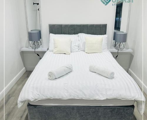 Mapperley Apartment | Tastefully decorated 4 Bed Home in Gedling - Near Colwick Country Park, Victoria Retail Park, City Centre & Nottingham Racecourse