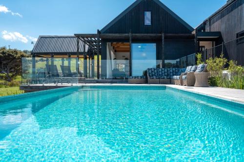 Omiha House | Te Whau Retreat - Whole Property - Be My Guest Waiheke