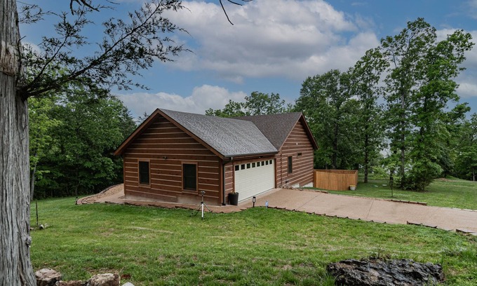 Kirbyville Cabin | Teal's Treasure 3 Bedroom Home by RedAwning