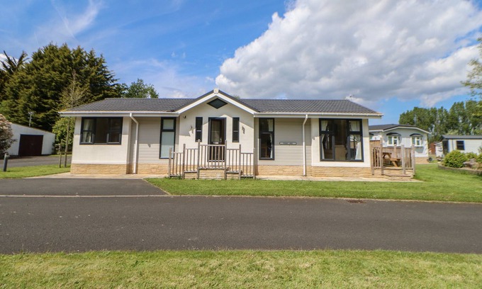 Hutton Rudby Cottage | TEESDALE LODGE, family friendly, with hot tub in Hutton Rudby