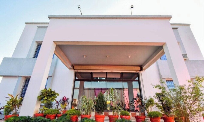 Khajuraho Hotel | Temple View Palace Hotel and Garden