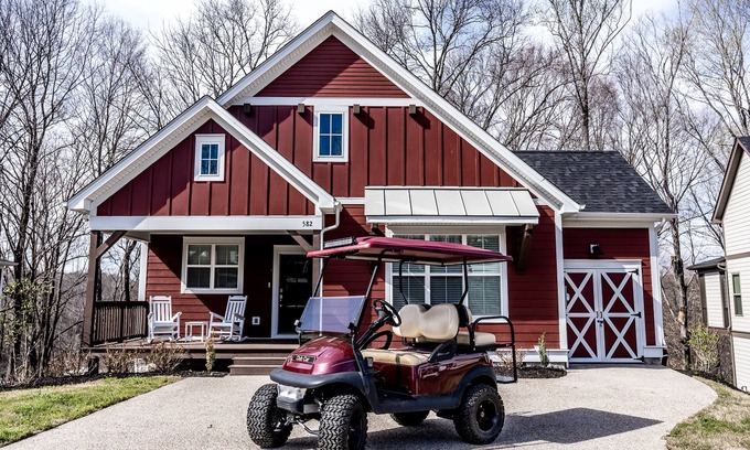 Tullahoma Cottage | Tennessee Cabin with Hot Tub and Boating Access