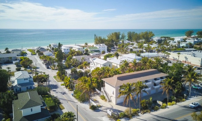 Ilexhurst Condo | Terrace Condo 1 Pool Condo Relaxing Tropical Pool Deck Close To Beach