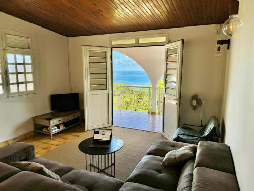 Le Lamentin Apartment | Terrasse Panoramique, Calme et Spacieux, Vue sur Mer