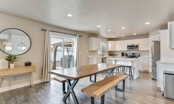 Springville House | Terrific 5-bedroom house in Springville with Mountain Views!