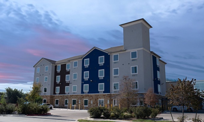 McNeil Hotel | Texas Bungalows Hotel & Hotel Que at i35 Austin Pflugerville
