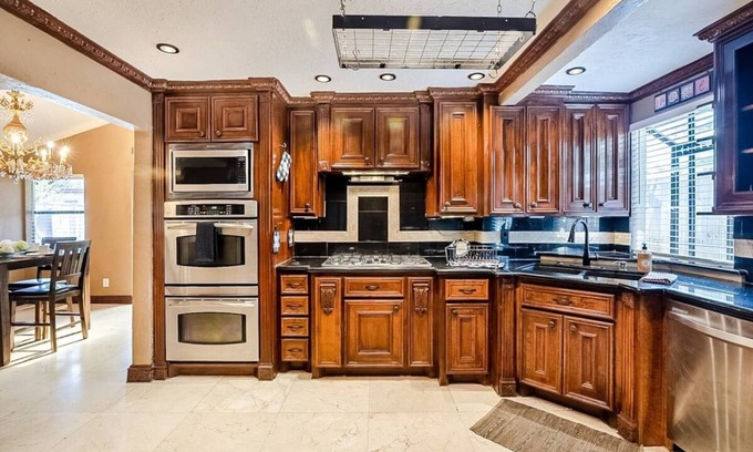 Spring Branch East House | TEXAS SIZE | Pool +Hot tub | Bar | 8 br&4ba