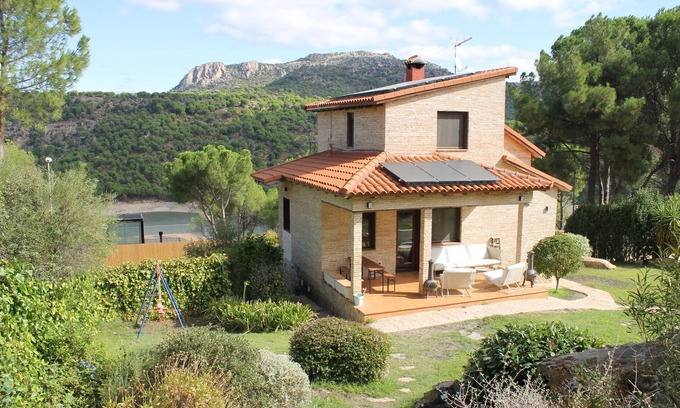 San Martin de Valdeiglesias Ski Chalet | The Brick House. Ideal for families with garden and swimming pool.