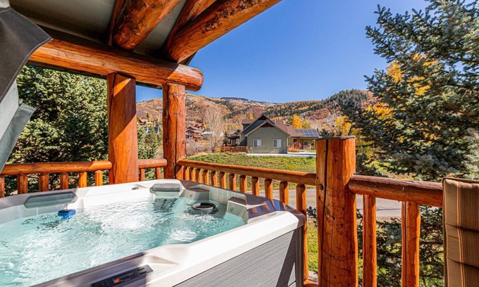 Steamboat Springs House | TH w/NEW HotTub+Slope Views-Easy access to Ski/Town -2 King en Suites-Garage-W/D-Grill-Fireplace-Nea