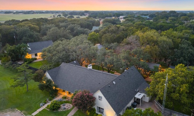 Crawford House | The 5 bedroom Gathering House with pool just 15 minutes outside of Waco, TX.