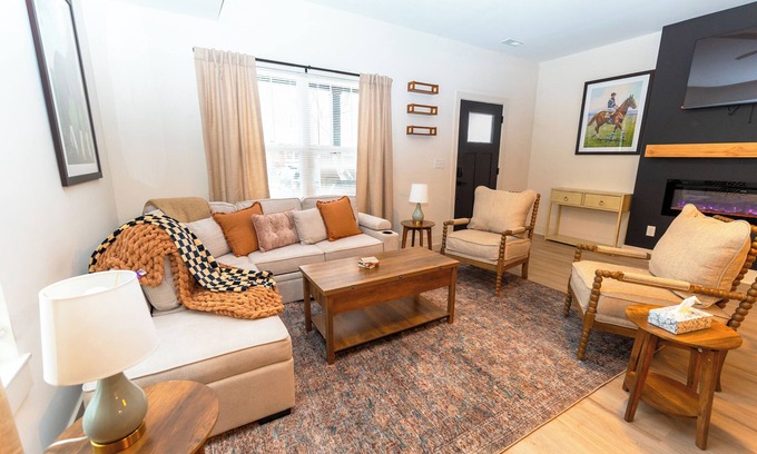 New Albany House | The Aniston; Brand new home in downtown New Albany minutes away from Louisville!