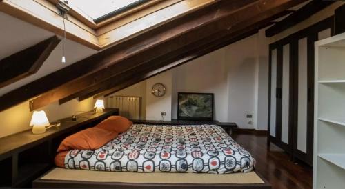 Casoretto Apartment | The attic of Milan with terrace city view