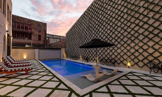 Central Business District Hotel | The Avenue All King Beds Heated Pool