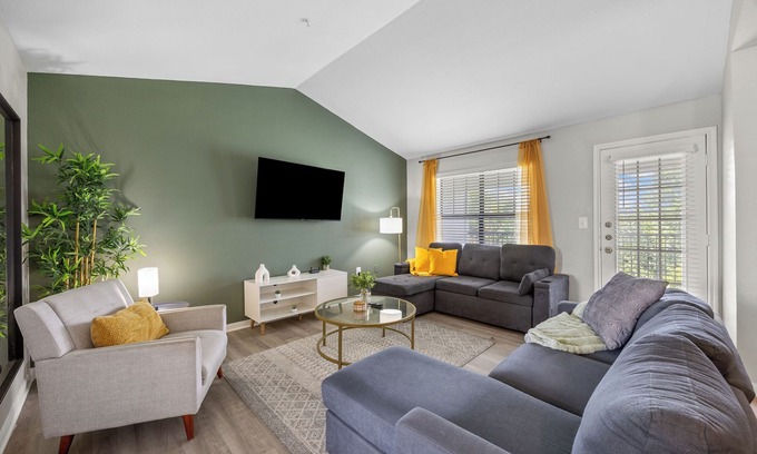 Pleasant Valley Apartment | The Avocado: Pool, Gym, Sleeps 12 - Near ACL, Downtown Austin & Barton Springs